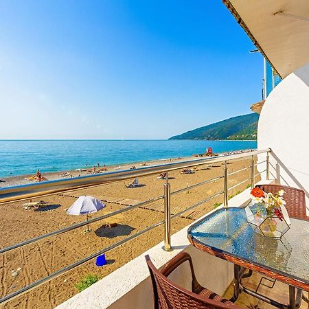 Мини-Отель Лучезарный Gagra Esterno foto