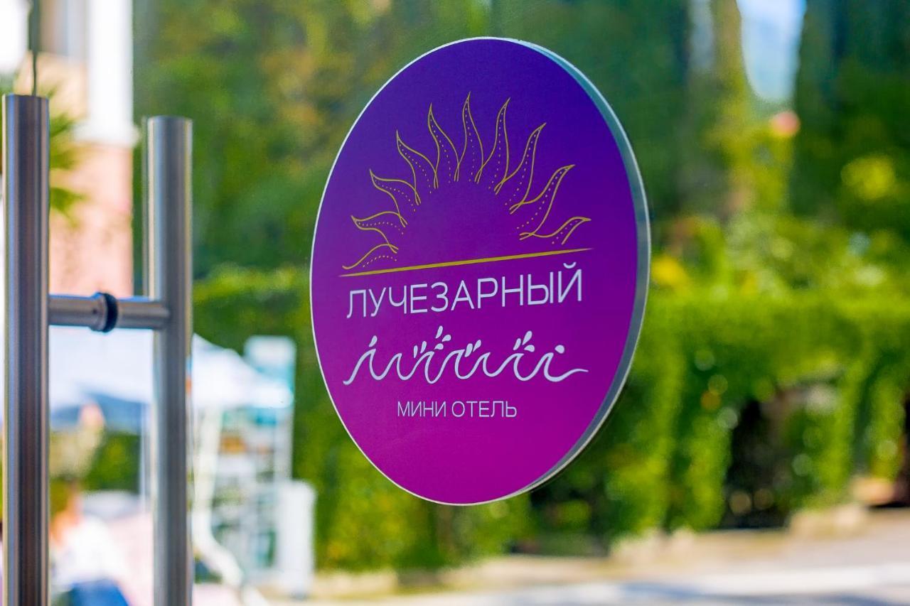 Мини-Отель Лучезарный Gagra Esterno foto