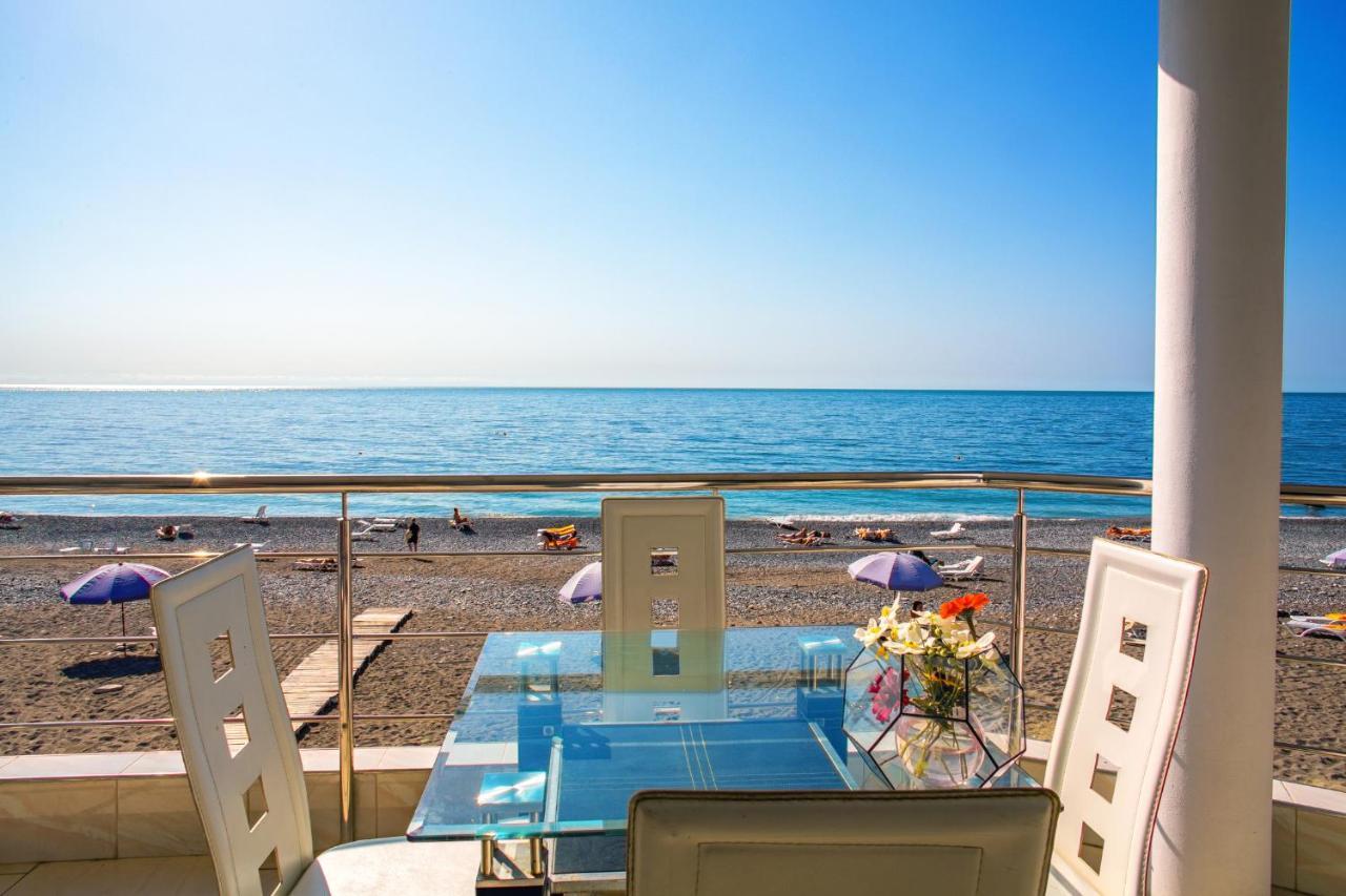 Мини-Отель Лучезарный Gagra Esterno foto