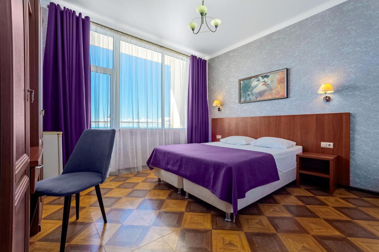 Мини-Отель Лучезарный Gagra Esterno foto